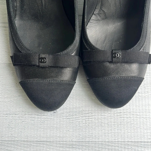 CHANEL Vintage Black Interlocking CC Logo Bow Cap Toe Pumps Size 7 - Picture 5 of 9